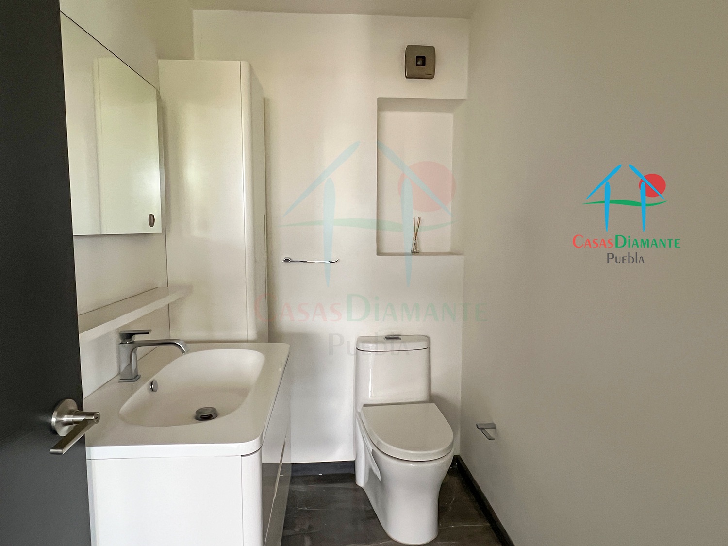 Praga 19 AI AJB - Baño de visitas 1